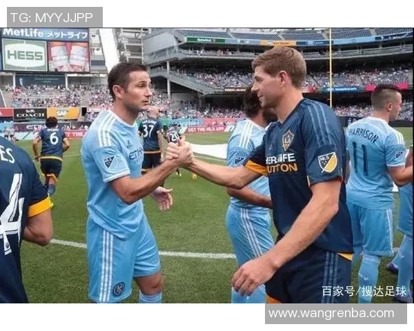 历代足坛巨星同框定格经典瞬间展现足球传奇风采