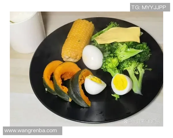 足球球星的一日三餐揭秘：从早餐到晚餐的营养搭配与饮食习惯